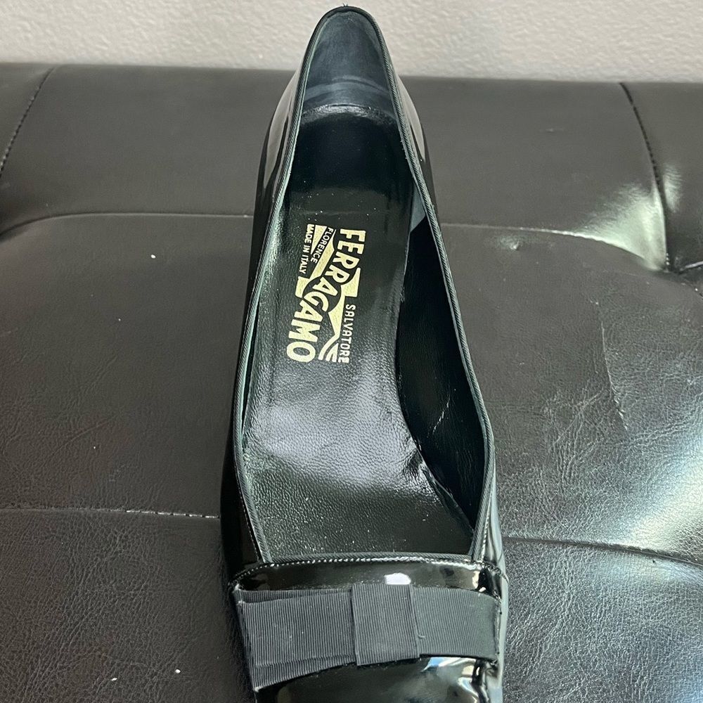 Salvatore Ferragamo Women’s Heel With Bow Shiny Black Patent Leather Size: 8.5‌ - Picture 8 of 15